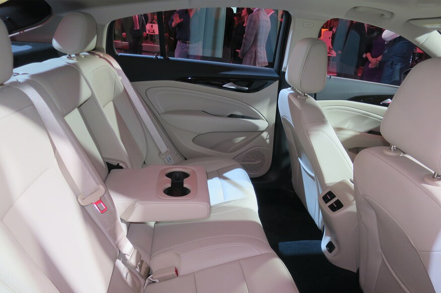 2018-Buick-Regal-Sportback-rear-interior-seats-03.jpg